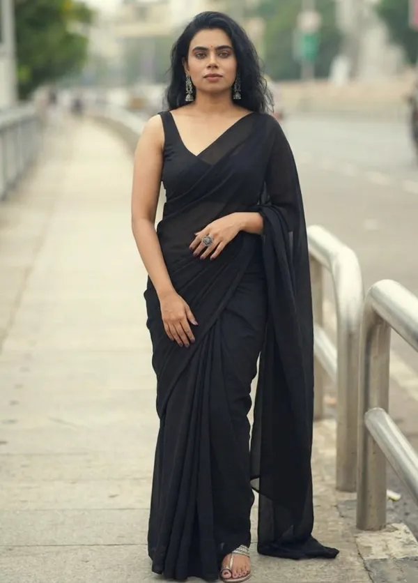 Elegant_Solid_Chiffon_Plain_Dyed_Saree_With_Unstitched_Blouse_Piece