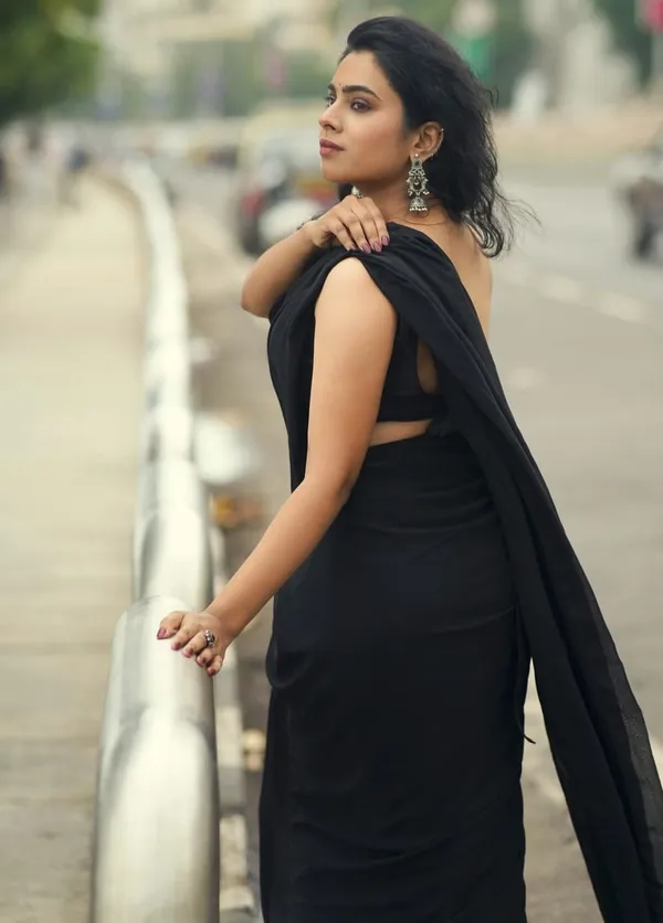 Elegant_Solid_Chiffon_Plain_Dyed_Saree_With_Unstitched_Blouse_Piece