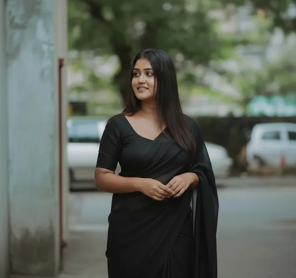 Elegant_Solid_Chiffon_Plain_Dyed_Saree_With_Unstitched_Blouse_Piece