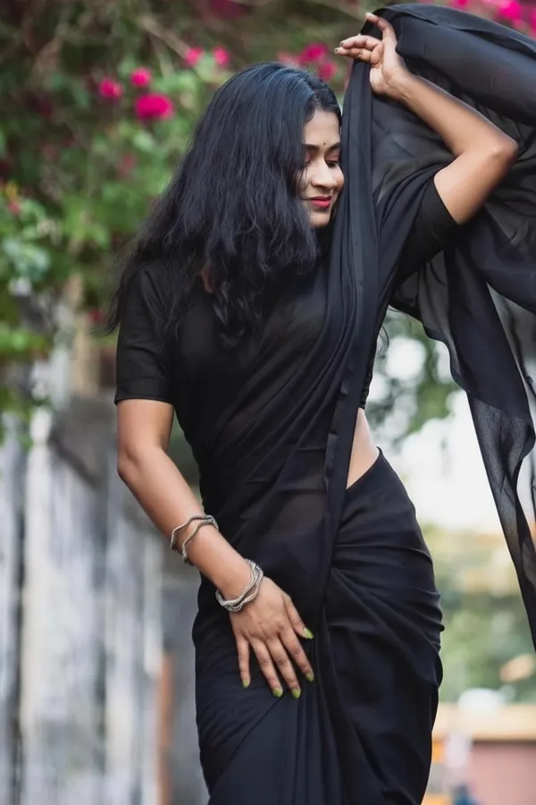Elegant_Solid_Chiffon_Plain_Dyed_Saree_With_Unstitched_Blouse_Piece