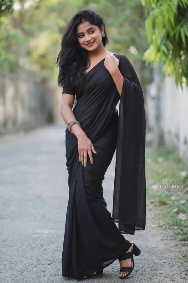 Elegant_Solid_Chiffon_Plain_Dyed_Saree_With_Unstitched_Blouse_Piece