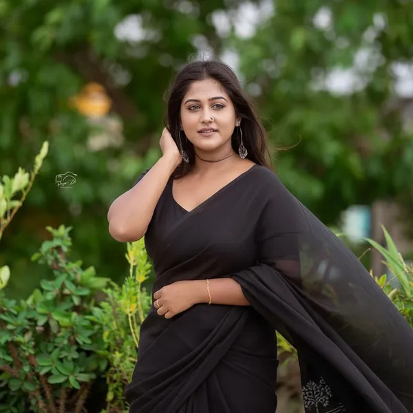 Elegant_Solid_Chiffon_Plain_Dyed_Saree_With_Unstitched_Blouse_Piece