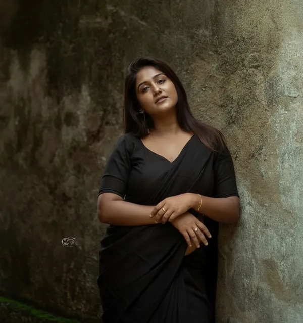 Elegant_Solid_Chiffon_Plain_Dyed_Saree_With_Unstitched_Blouse_Piece