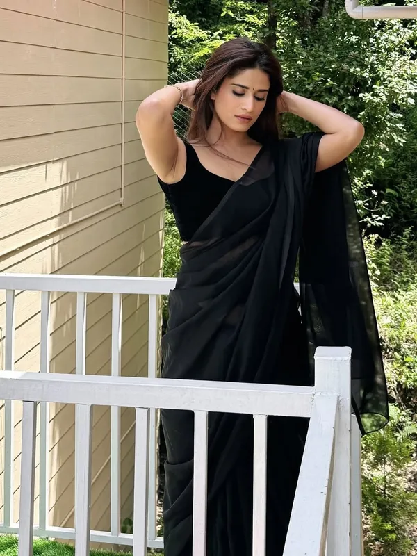 Elegant_Solid_Chiffon_Plain_Dyed_Saree_With_Unstitched_Blouse_Piece