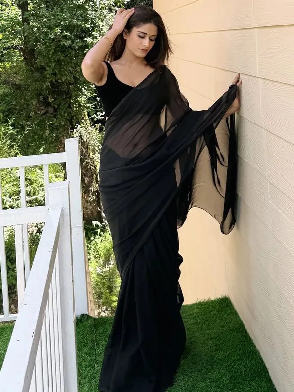 Elegant_Solid_Chiffon_Plain_Dyed_Saree_With_Unstitched_Blouse_Piece