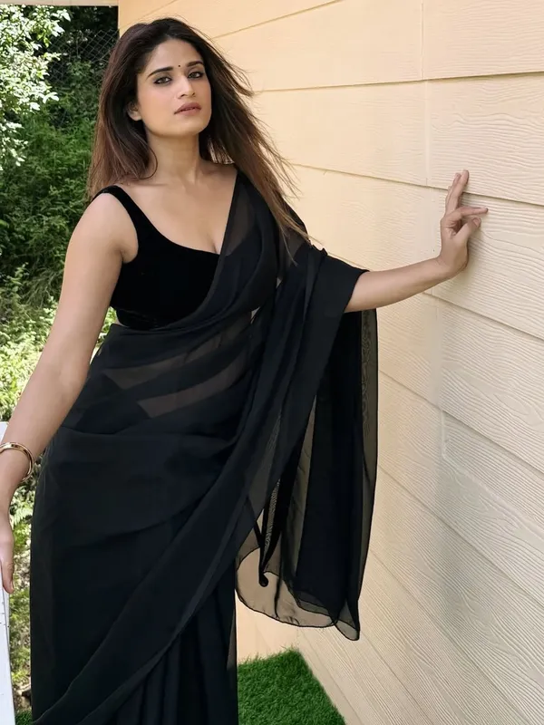 Elegant_Solid_Chiffon_Plain_Dyed_Saree_With_Unstitched_Blouse_Piece