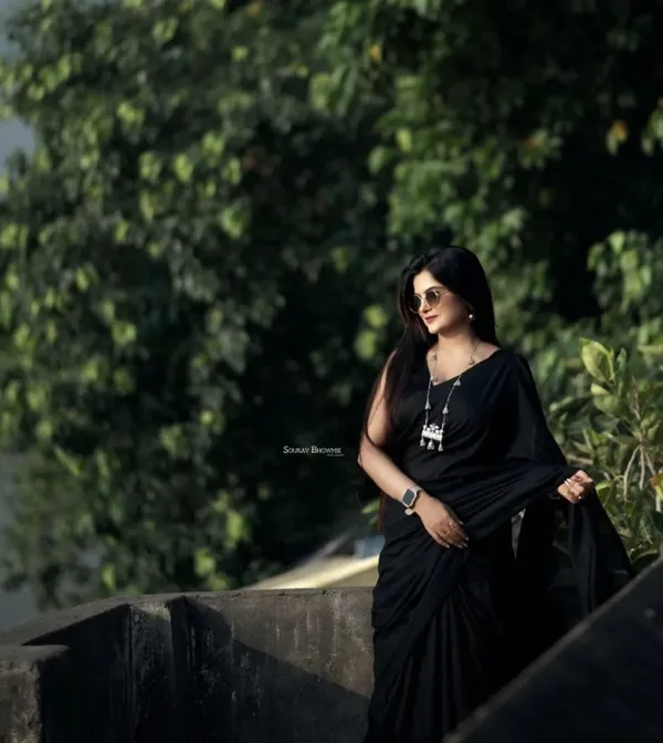 Elegant_Solid_Chiffon_Plain_Dyed_Saree_With_Unstitched_Blouse_Piece