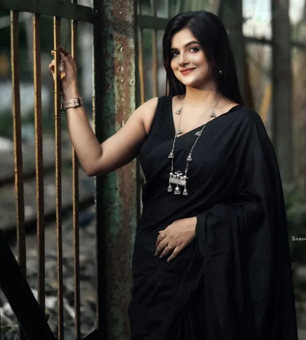 Elegant_Solid_Chiffon_Plain_Dyed_Saree_With_Unstitched_Blouse_Piece