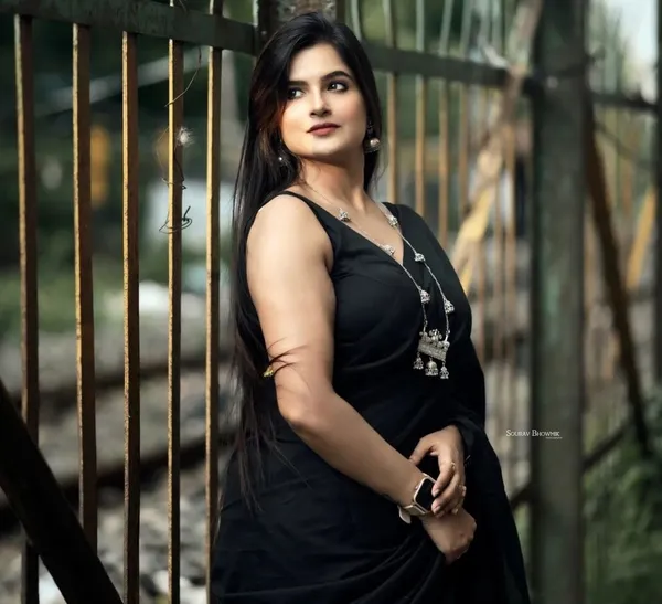 Elegant_Solid_Chiffon_Plain_Dyed_Saree_With_Unstitched_Blouse_Piece