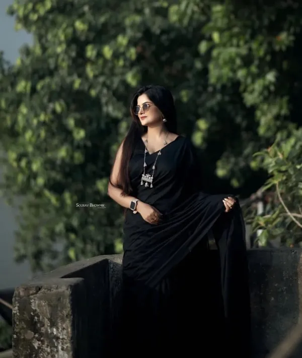 Elegant_Solid_Chiffon_Plain_Dyed_Saree_With_Unstitched_Blouse_Piece