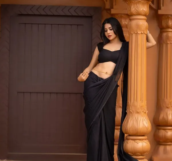 Elegant_Solid_Chiffon_Plain_Dyed_Saree_With_Unstitched_Blouse_Piece