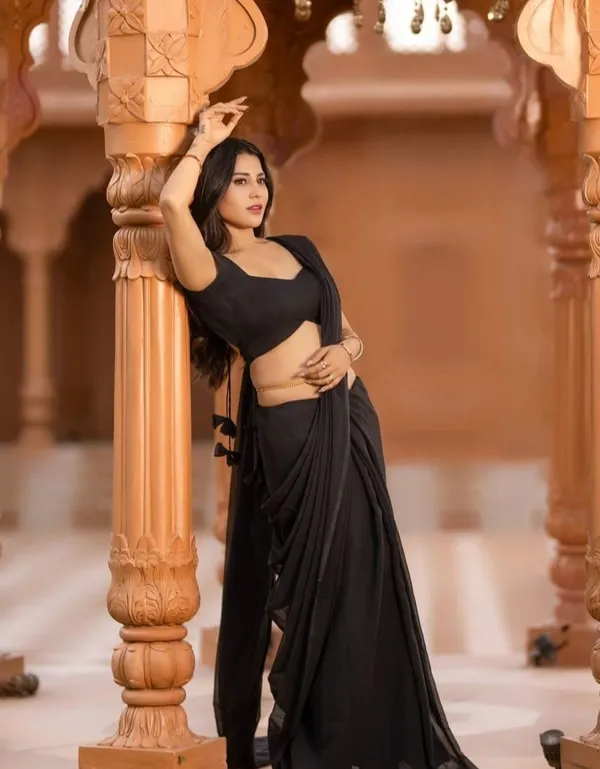 Elegant_Solid_Chiffon_Plain_Dyed_Saree_With_Unstitched_Blouse_Piece