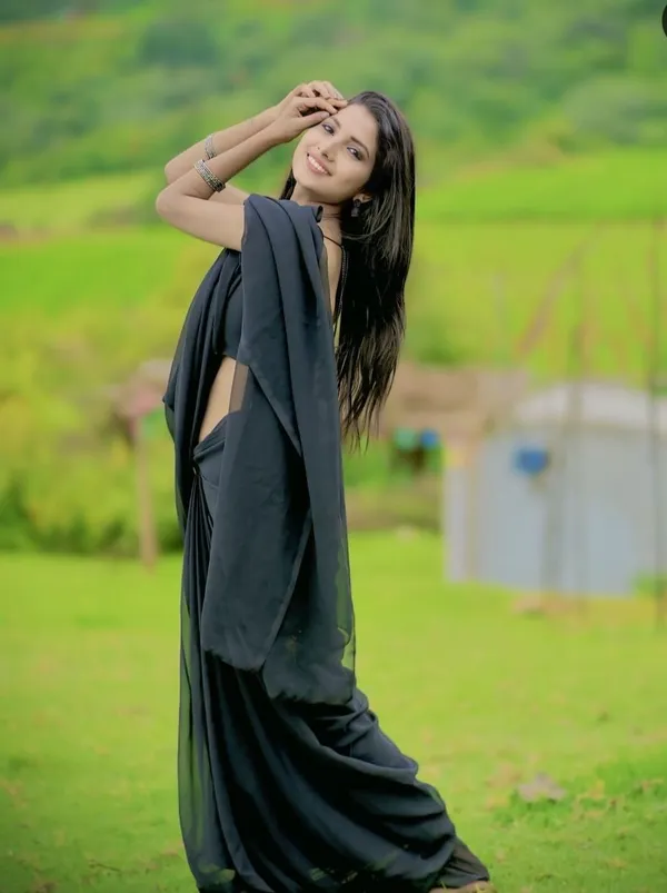 Elegant_Solid_Chiffon_Plain_Dyed_Saree_With_Unstitched_Blouse_Piece