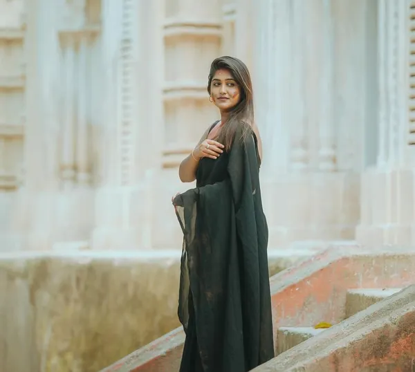 Elegant_Solid_Chiffon_Plain_Dyed_Saree_With_Unstitched_Blouse_Piece
