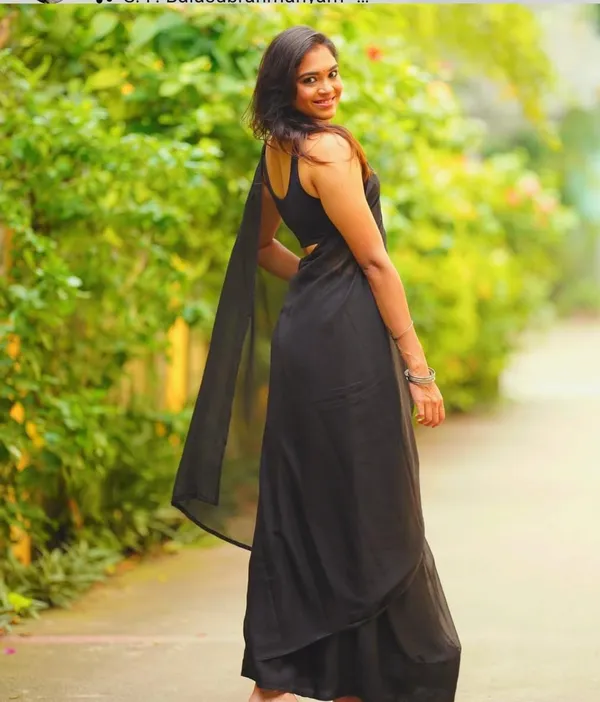 Elegant_Solid_Chiffon_Plain_Dyed_Saree_With_Unstitched_Blouse_Piece