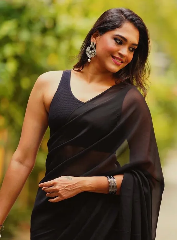 Elegant_Solid_Chiffon_Plain_Dyed_Saree_With_Unstitched_Blouse_Piece