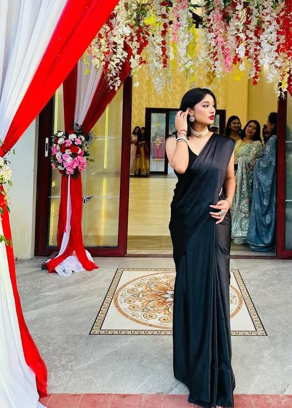 Elegant_Solid_Chiffon_Plain_Dyed_Saree_With_Unstitched_Blouse_Piece