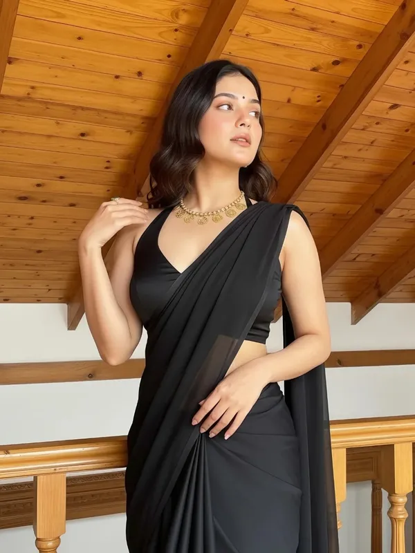 Elegant_Solid_Chiffon_Plain_Dyed_Saree_With_Unstitched_Blouse_Piece