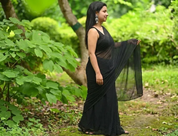 Elegant_Solid_Chiffon_Plain_Dyed_Saree_With_Unstitched_Blouse_Piece