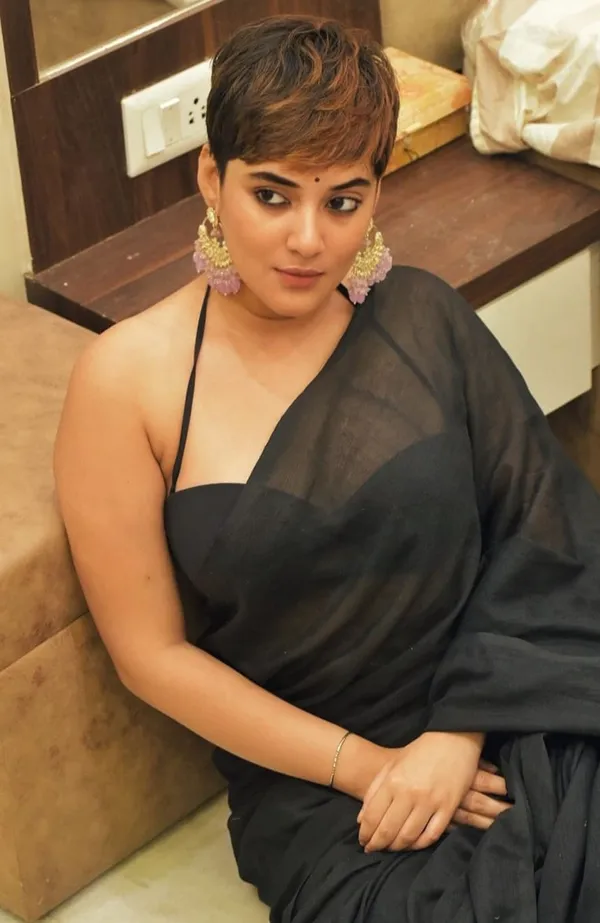 Elegant_Solid_Chiffon_Plain_Dyed_Saree_With_Unstitched_Blouse_Piece