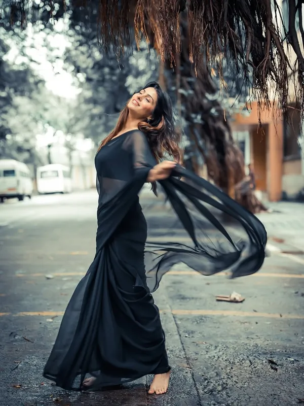 Elegant_Solid_Chiffon_Plain_Dyed_Saree_With_Unstitched_Blouse_Piece