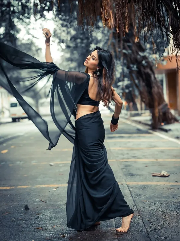 Elegant_Solid_Chiffon_Plain_Dyed_Saree_With_Unstitched_Blouse_Piece