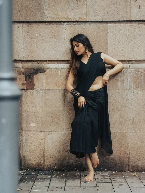 Elegant_Solid_Chiffon_Plain_Dyed_Saree_With_Unstitched_Blouse_Piece