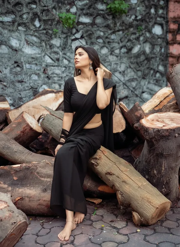 Elegant_Solid_Chiffon_Plain_Dyed_Saree_With_Unstitched_Blouse_Piece