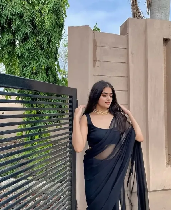 Elegant_Solid_Chiffon_Plain_Dyed_Saree_With_Unstitched_Blouse_Piece