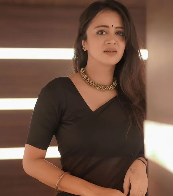 Elegant_Solid_Chiffon_Plain_Dyed_Saree_With_Unstitched_Blouse_Piece