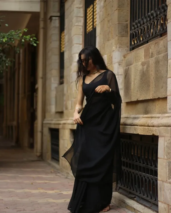 Elegant_Solid_Chiffon_Plain_Dyed_Saree_With_Unstitched_Blouse_Piece