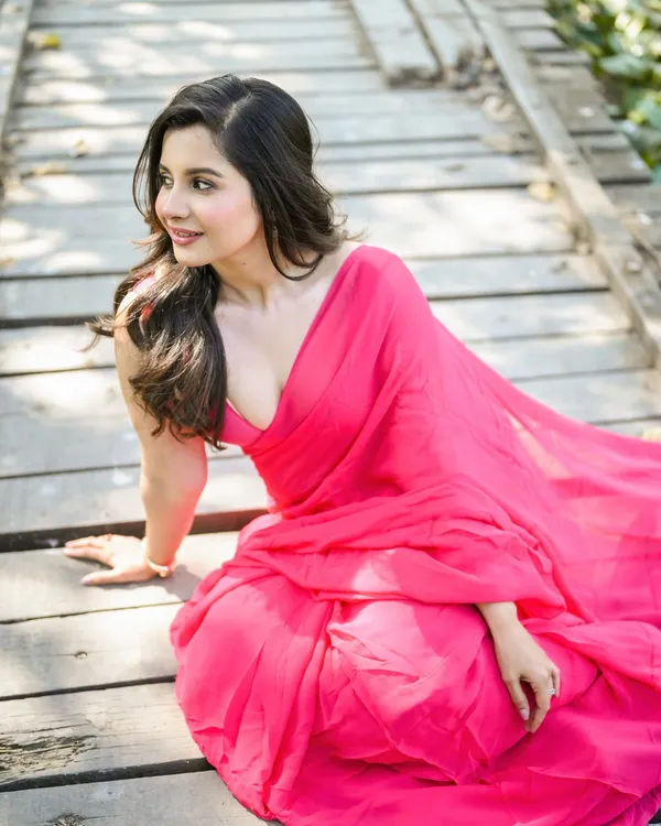 Plain_Dyed_Daily_Wear_Georgette_Saree_With_Unstitched_Blouse_Piece