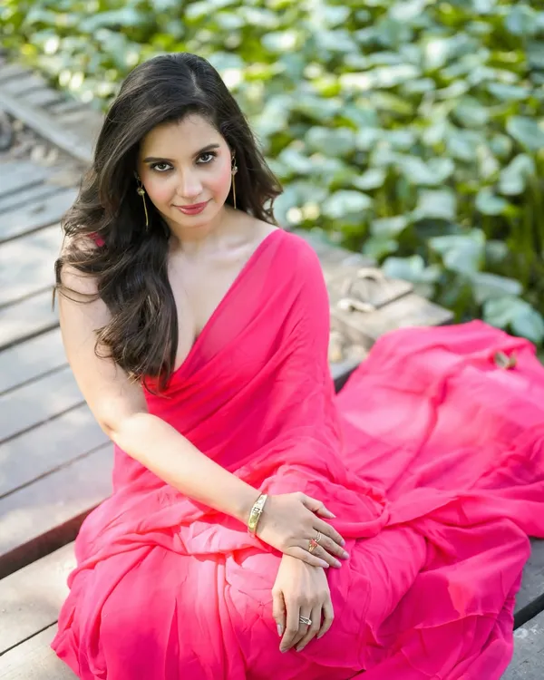 Plain_Dyed_Daily_Wear_Georgette_Saree_With_Unstitched_Blouse_Piece