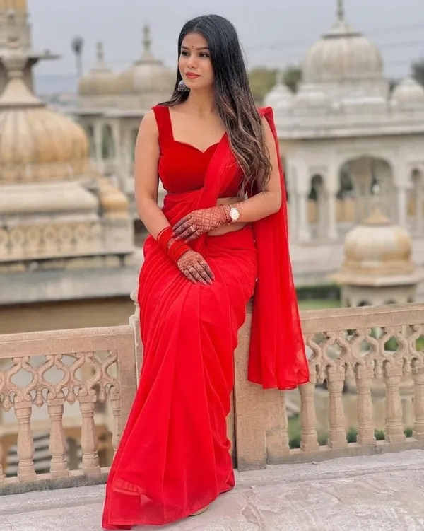 Plain_Dyed_Daily_Wear_Georgette_Saree_With_Unstitched_Blouse_Piece