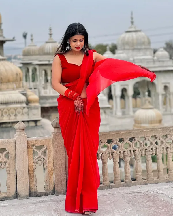 Plain_Dyed_Daily_Wear_Georgette_Saree_With_Unstitched_Blouse_Piece