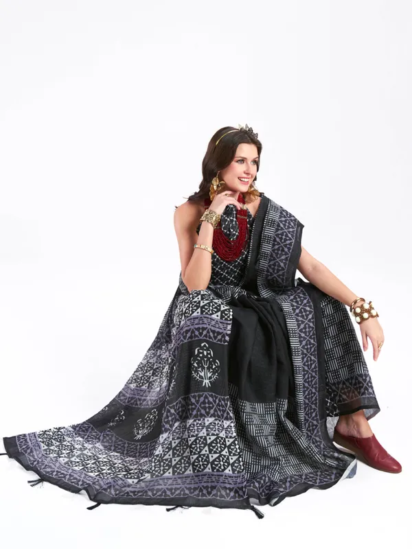 Digital_Print_Cotton_Linen_Saree_With_Unstitched_Blouse_Piece