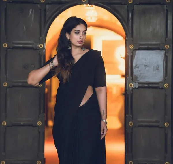 Elegant_Solid_Chiffon_Plain_Dyed_Saree_With_Unstitched_Blouse_Piece