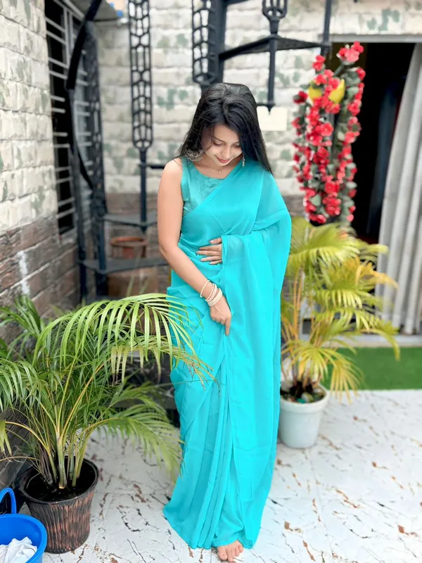 Stylish_Plain_Georgette_Saree_With_Unstitched_Blouse_Piece