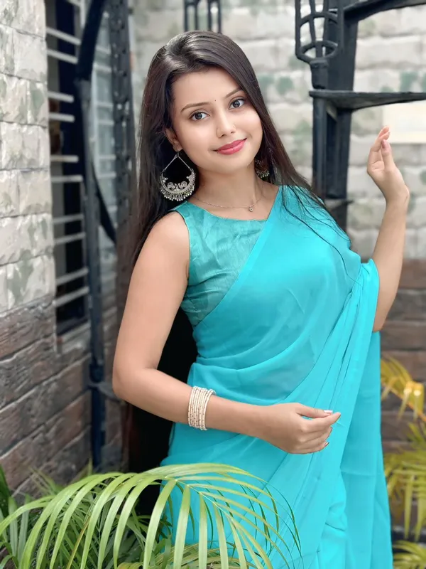 Stylish_Plain_Georgette_Saree_With_Unstitched_Blouse_Piece
