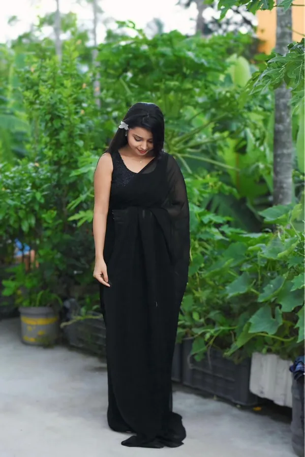 Elegant_Solid_Chiffon_Plain_Dyed_Saree_With_Unstitched_Blouse_Piece