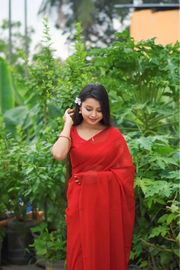 Elegant_Solid_Chiffon_Plain_Dyed_Saree_With_Unstitched_Blouse_Piece