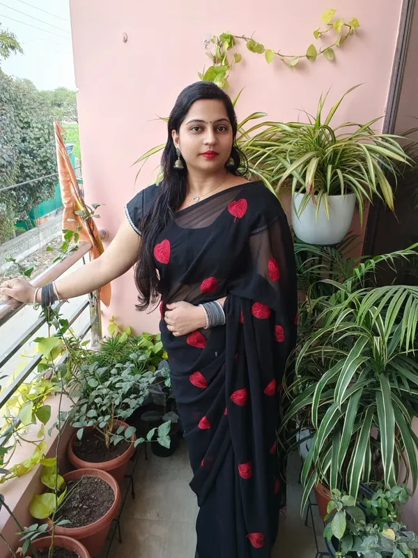 Elegant_Heart_Shape_Embroidered_Work_Saree_with_Unstitched_Blouse