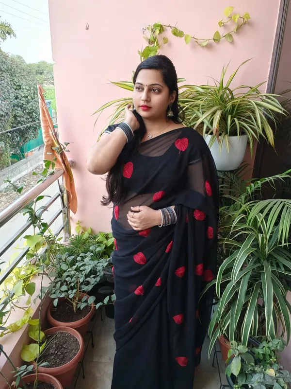 Elegant_Heart_Shape_Embroidered_Work_Saree_with_Unstitched_Blouse