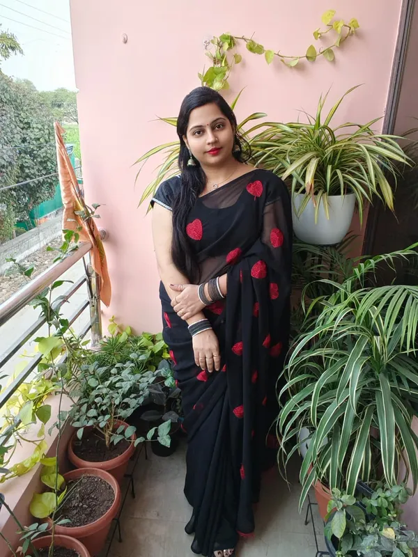 Elegant_Heart_Shape_Embroidered_Work_Saree_with_Unstitched_Blouse
