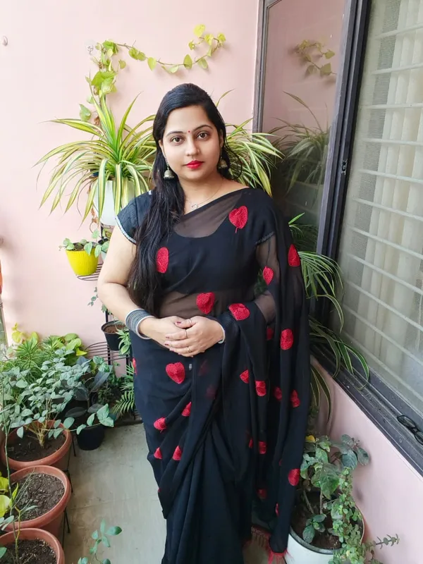 Elegant_Heart_Shape_Embroidered_Work_Saree_with_Unstitched_Blouse