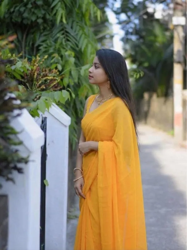 Women's_Plain_Georgette_Saree_With_Unstitched_Blouse_Piece
