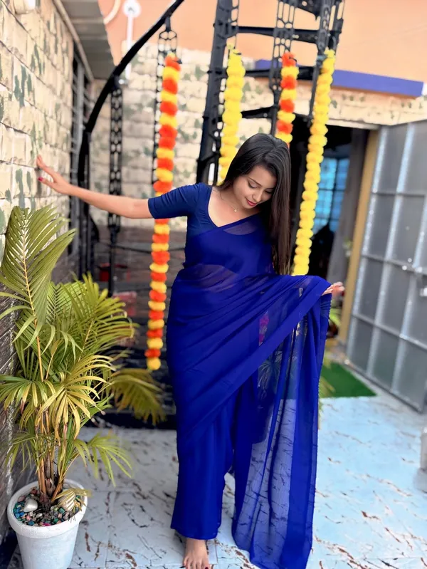 Women's_Plain_Georgette_Saree_With_Unstitched_Blouse_Piece