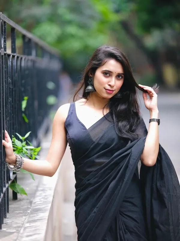 Elegant_Solid_Chiffon_Plain_Dyed_Saree_With_Unstitched_Blouse_Piece