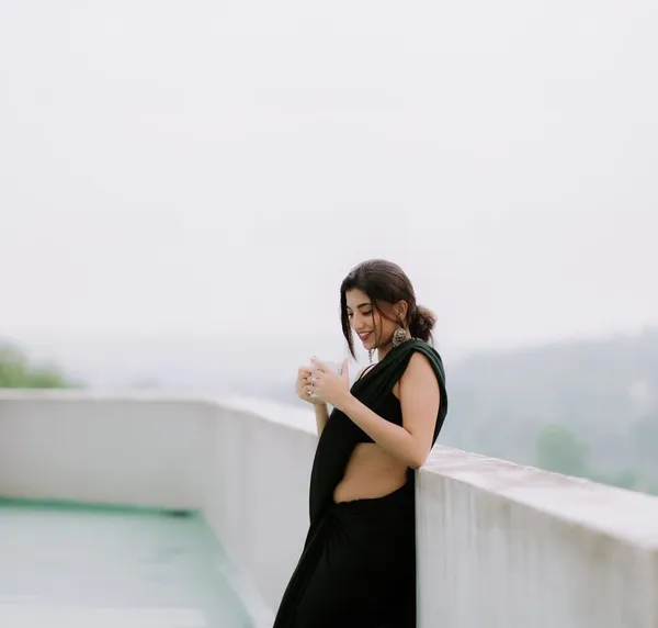 Elegant_Solid_Chiffon_Plain_Dyed_Saree_With_Unstitched_Blouse_Piece