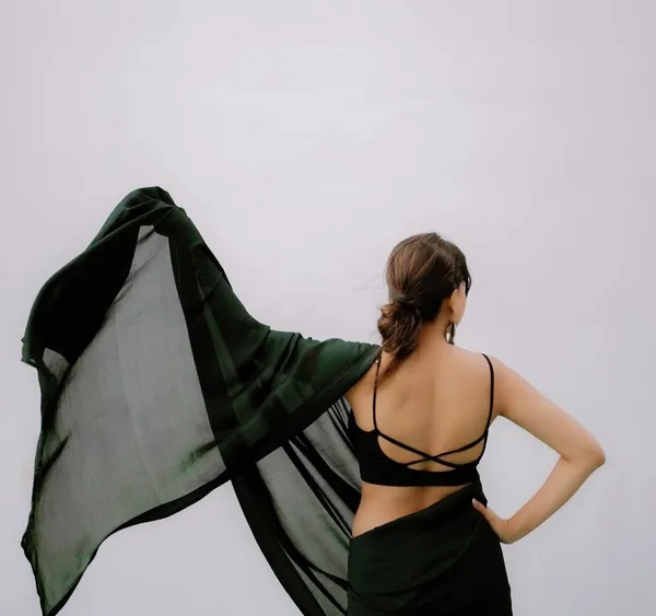 Elegant_Solid_Chiffon_Plain_Dyed_Saree_With_Unstitched_Blouse_Piece